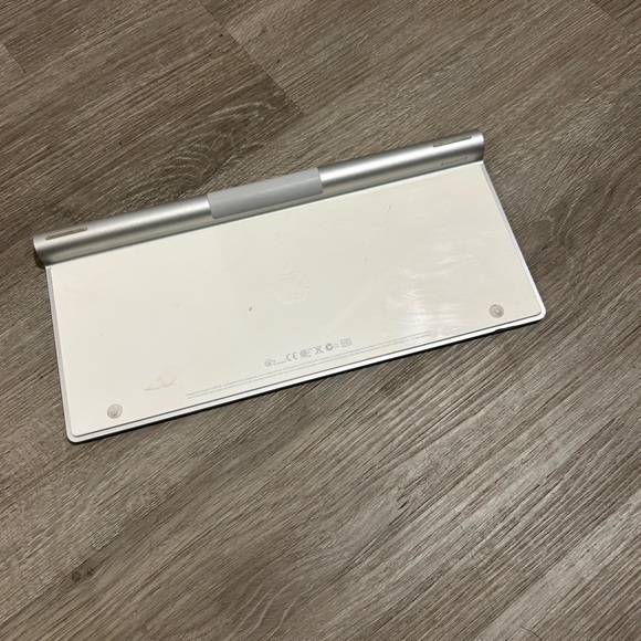 Apple Wireless Keyboard for IOS - Picture 2 of 3